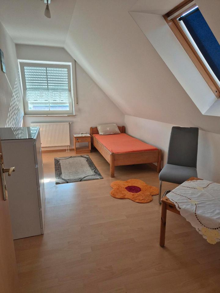 Thumbnail-helles freundliches Zimmer
