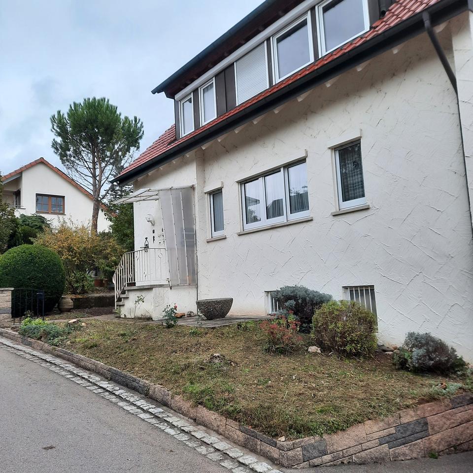 Thumbnail-Freistehendes Einfamilienhaus mit Garten und zwei Garagen