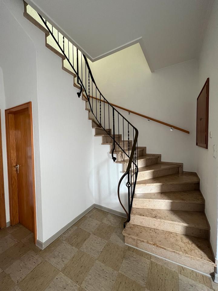 Thumbnail-Großzügige Wohnung mit Terrasse und Gartenanteil zu vermieten