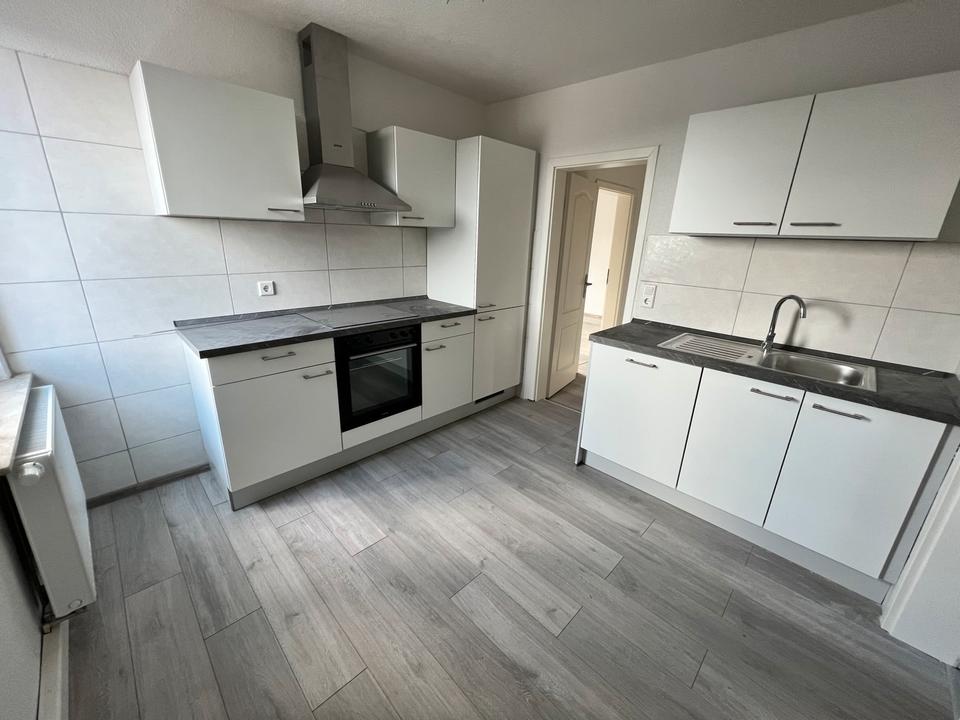 Thumbnail-80 m2 4-Zimmer-Wohnung mit EBK, Balkon und Gartennutzung