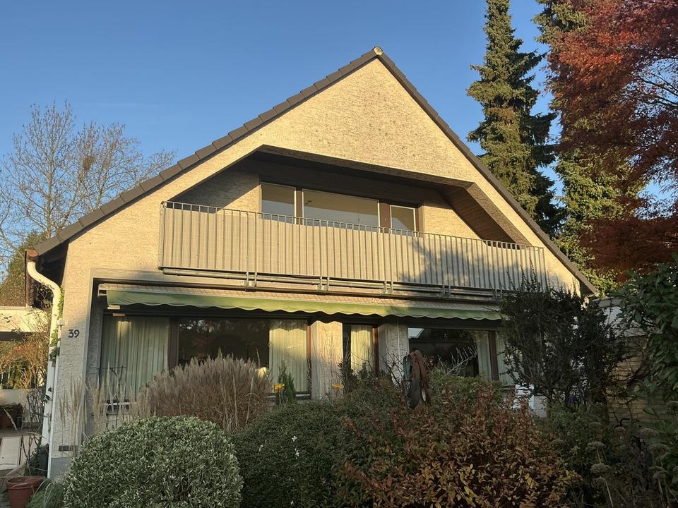 Thumbnail-Gemütliche Dachgeschosswohnung mit Balkon in ruhiger Lage von Langenfeld. In einem gepflegten 2-Parteien-Haus aus dem Baujahr 1971 befindet sich diese wunderschöne 3-Zimmer-Dachgeschosswohnung in...
