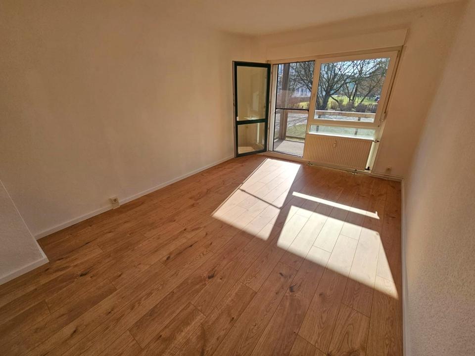 Thumbnail-ERSTBEZUG nach Renovierung inkl. 3 Zimmern + Tageslichtbad mit Dusche + Balkon + Laminat