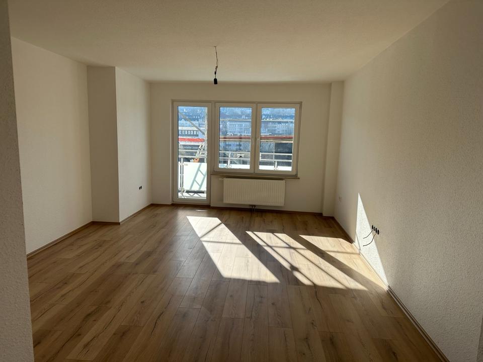 Thumbnail-Wunderschöne renovierte 2-Zi.-Wohnung mit großem Balkon!