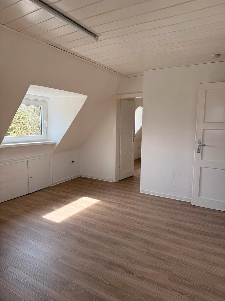 Thumbnail-Neu renovierte 2 Zimmer Wohnung ca.50qm im Dachgeschoss ab sofort