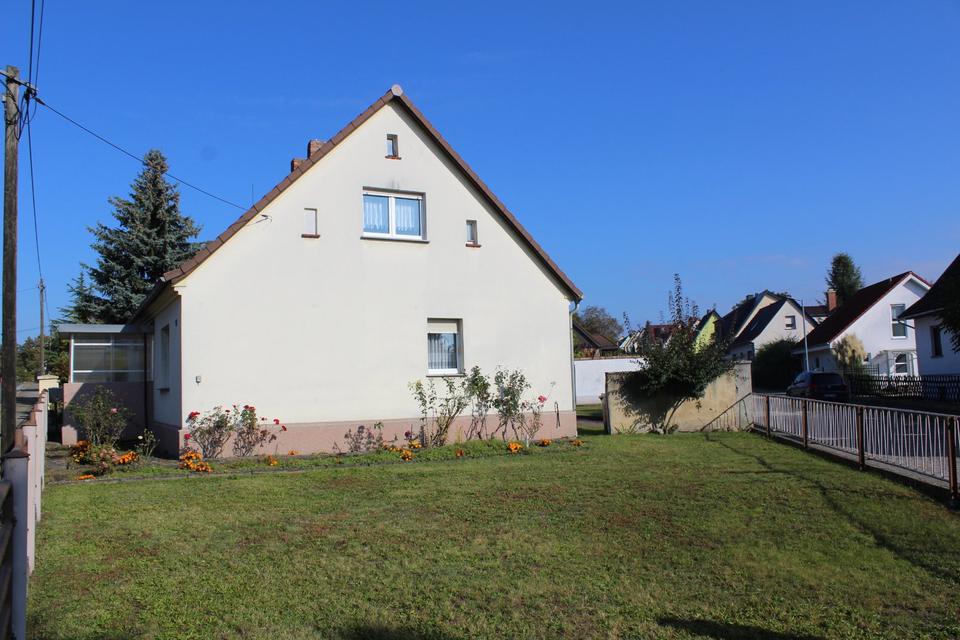 Thumbnail-Einfamilienhaus mit Nebengebäude und 3 Garagen - neuer Versuch