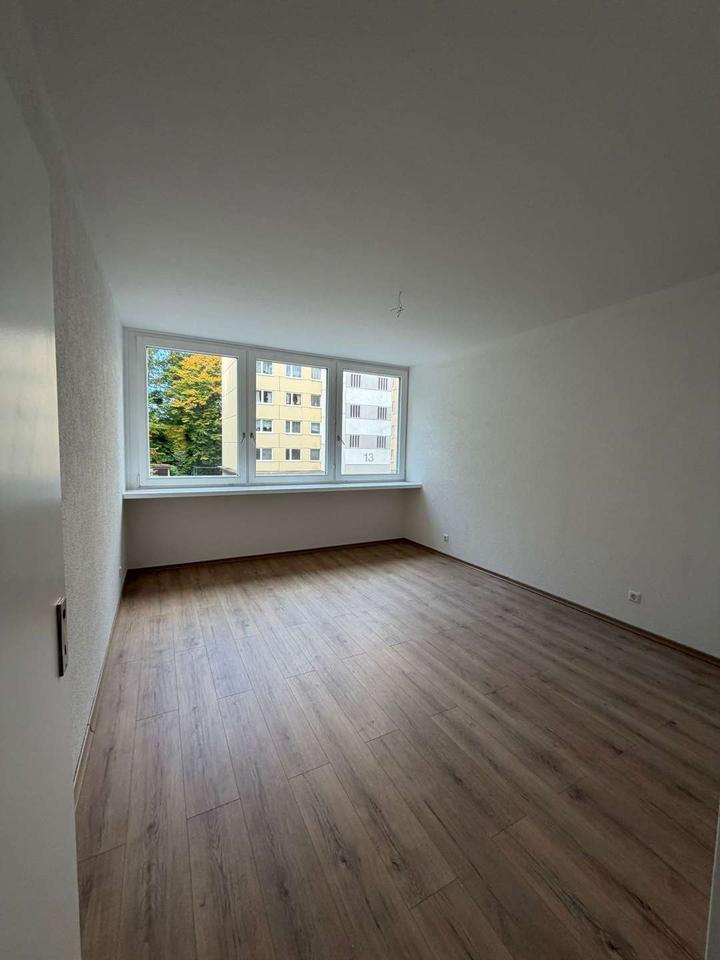 Thumbnail-Renovierte 4-Zimmer Wohnung mit Balkon [VAC-17330]