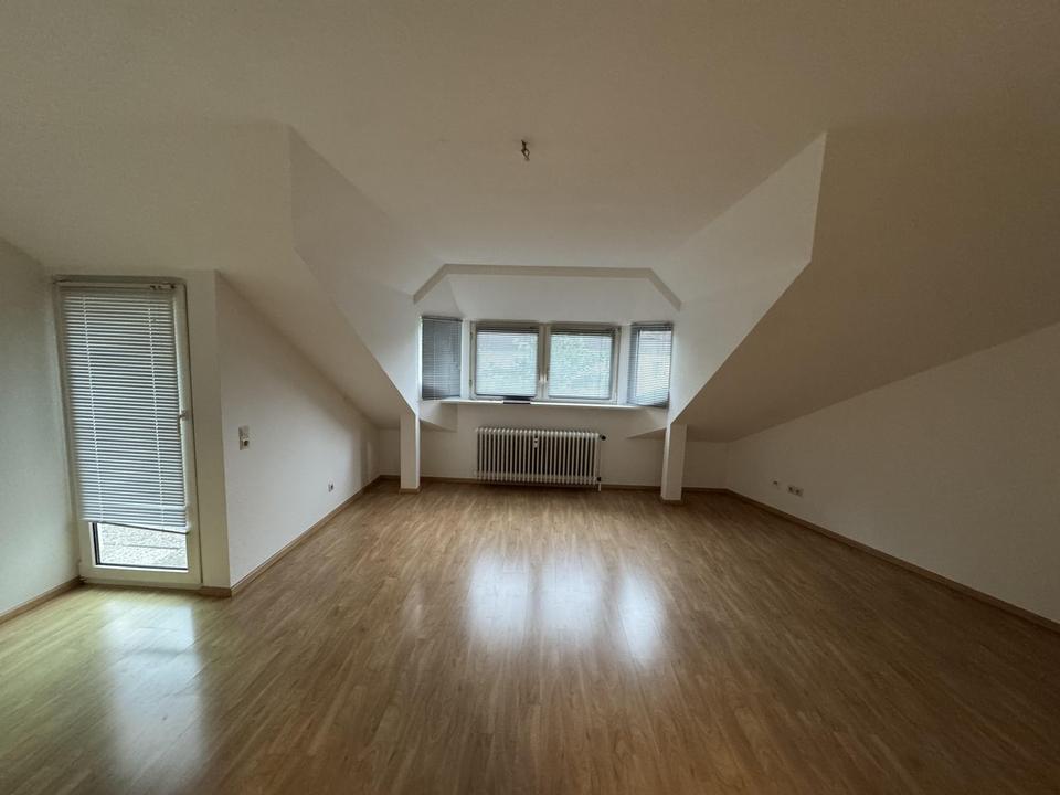 Thumbnail-Helle, großzügige 4,5-Zi.-Dachgeschosswohnung – frisch modernisiert, neue Küche!