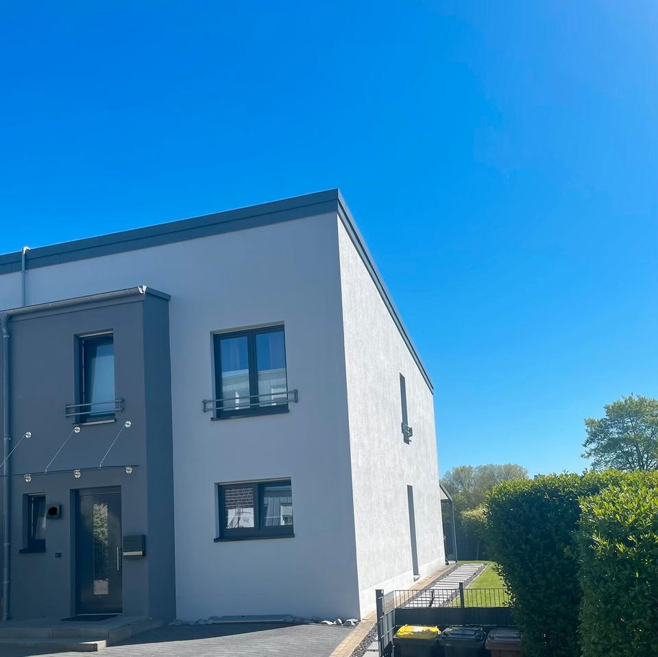 Thumbnail-Moderne Doppelhaushälfte mit Garage und überdachter Terrasse