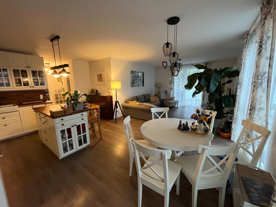 Thumbnail-Schöne, neuwertige 4-Zimmer-EG-Wohnung mit Balkon und EBK