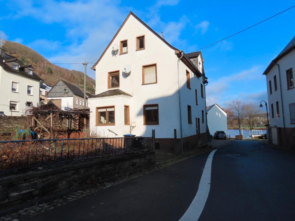 Thumbnail-Reiheneckhaus Moselnähe, 6 Zi, Hof, Balkon, Sanierungsobjekt