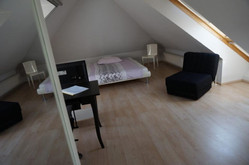 Thumbnail-Sehr schönes 1 Zimmer DG Apartment Vollmöbliert und ausgestattet