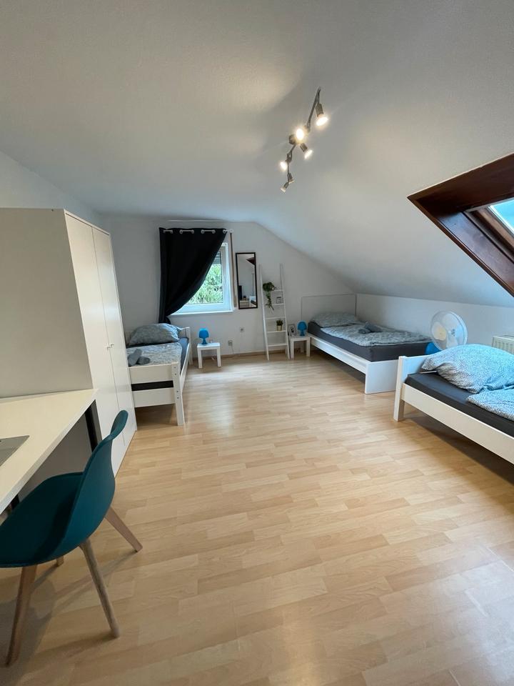 Thumbnail-2-Zi Dachgeschoss Wohnung mit Einbauküche und Badewanne