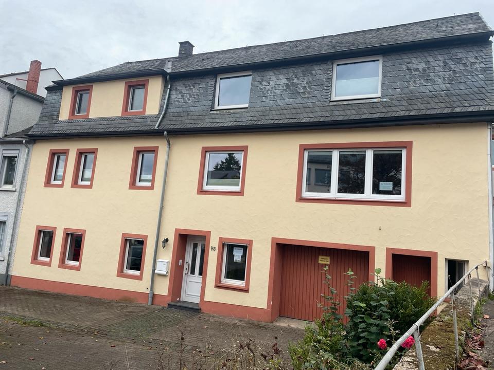 Thumbnail-Großes Einfamilienhaus mit Garten, Küche und Möbeln