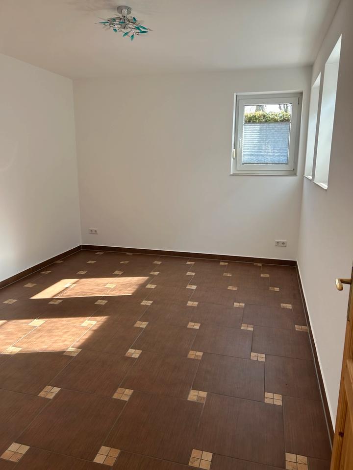 Thumbnail-Helle Souterrain-Wohnung, 2 Zimmer, ca. 70 m2 mit Terasse!