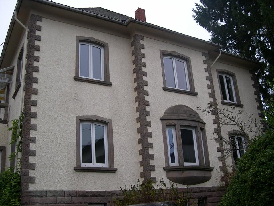 Thumbnail-Repräsentatives freistehendes Haus mit Garten