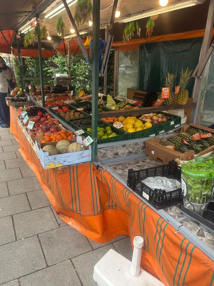 Thumbnail-laden vermieten gemüse stand mit platz blümen