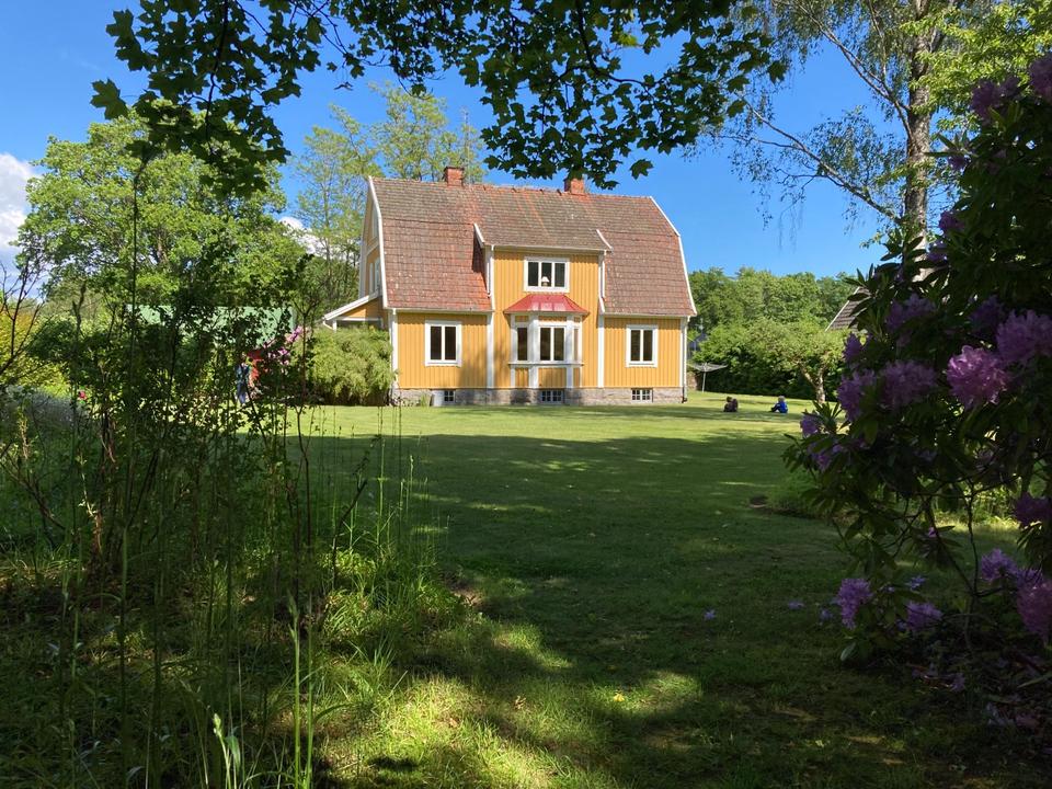 Thumbnail-Gästezimmer in gelber Villa in Schweden