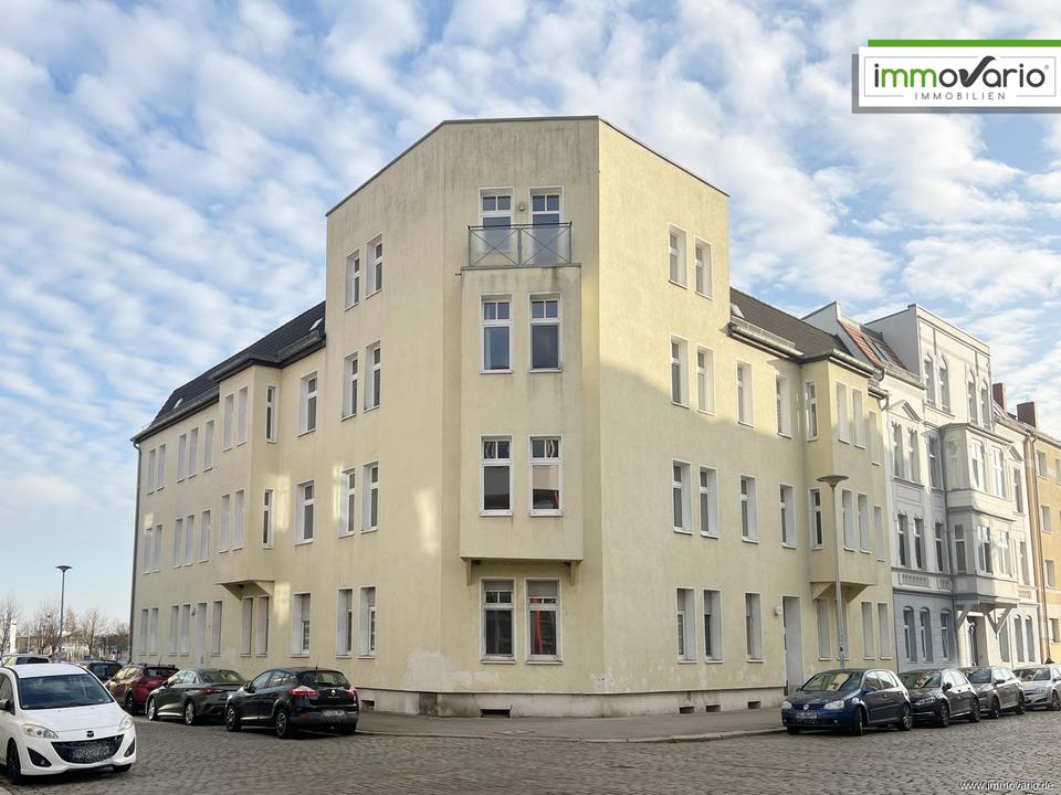 Thumbnail-4-Zimmer-Wohnung mit kleinem Balkon, Abstellraum, Tageslichtbad mit Wanne und Gäste-WC mit Dusche.
