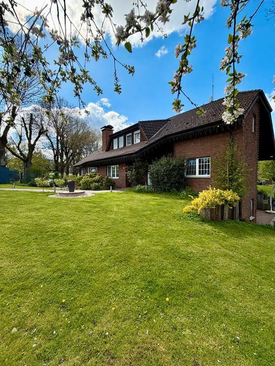 Thumbnail-exklusives saniertes freistehendes EFH im Landhausstil mit ELW