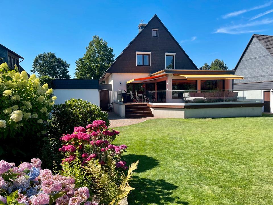 Thumbnail-Freistehendes Einfamilienhaus mit großem Grundstück und Pool