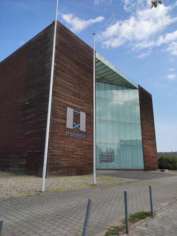 Thumbnail-AUSSERGEWÖHNLICHE BÜROFLÄCHE AUF DEM MESSEGELÄNDE LAATZEN – ARCHITEKTUR MIT CHARAKTER UND GRÜNEM HERZ
