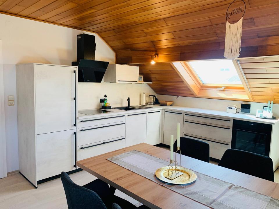 Thumbnail-Renovierte und voll möblierte DG-Wohnung für Single-Person