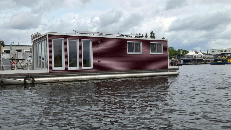 Thumbnail-Reduziert: Autarkes neuwertiges Hausboot mit Liegeplatz in Berlin