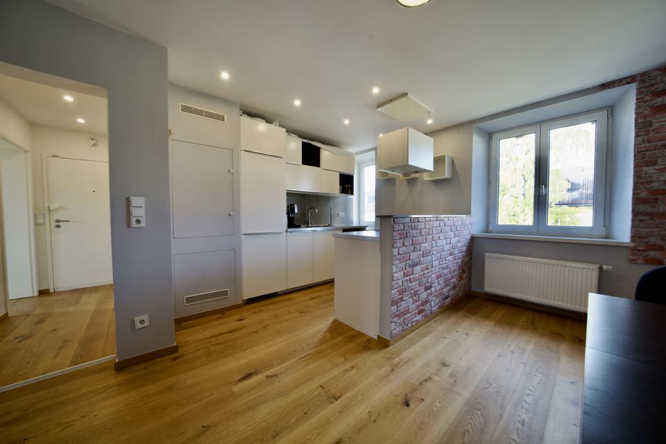 Thumbnail-Großzügige 2-Zimmer Altbauwohnung mit Kamin und EBK