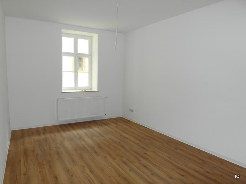 Thumbnail-Frisch renovierte 2-Zimmer-Erdgeschosswohnung mit neuem Laminatboden & Bad mit Wanne und Dusche