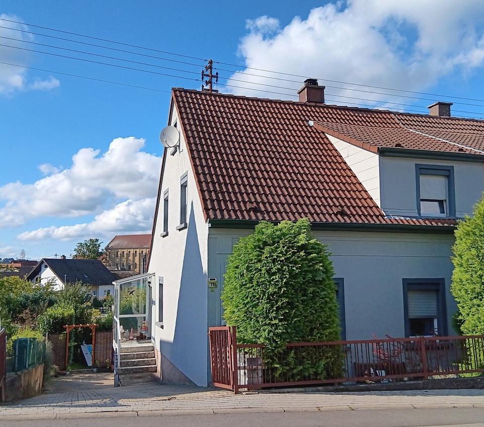 Thumbnail-Gepflegtes Wohnhaus in ruhiger Hanglage mit Garagen u. Stellplatz