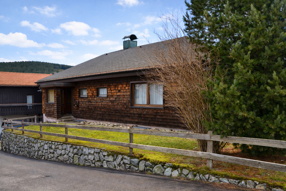 Thumbnail-Bungalow mit ausgebautem Dachgeschoss und Garage Titisee-Neustadt
