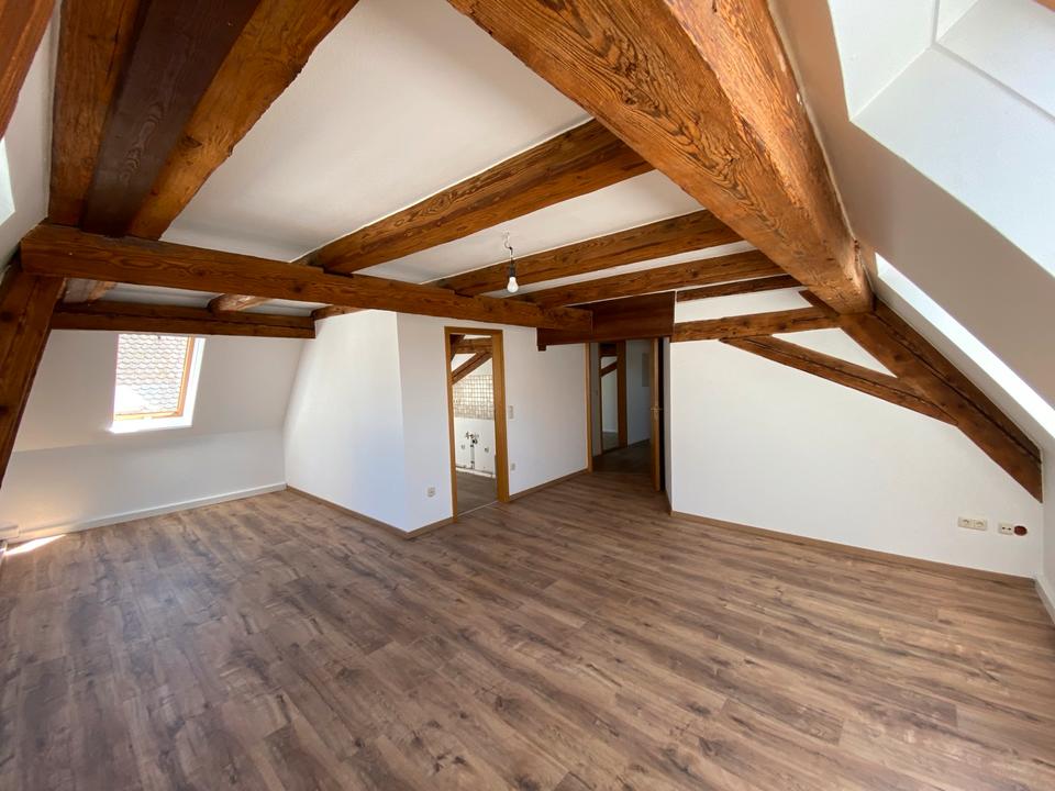 Thumbnail-Schöne 3-Zimmer-Dachgeschosswohnung mit sichtbaren Holzbalken