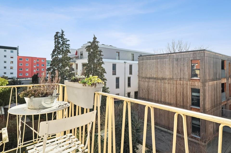 Thumbnail-++ Attraktive und helle 2,5-Zimmer-Wohnung mit Balkon in zentraler und ruhiger Wohnlage ++