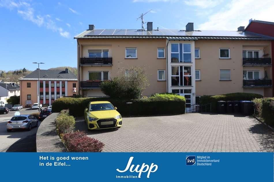 Thumbnail-Geräumige 3 ZKB Wohnung mit Balkon und PKW-Stellplatz in einem Mehrfamilienhaus in Hillesheim