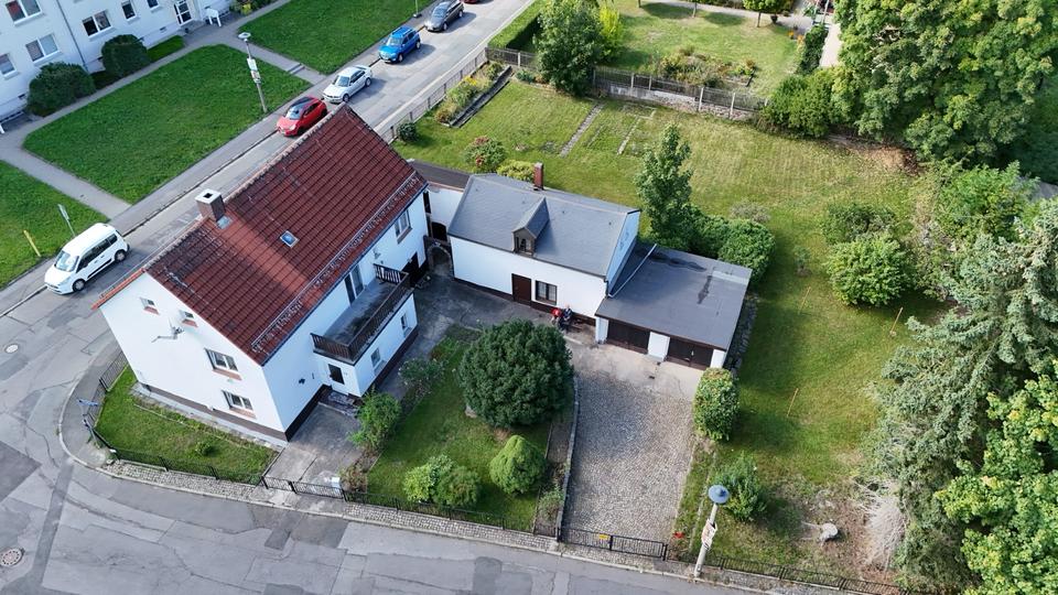 Thumbnail-Grundstück mit Haus und Garagenreihen (19 PKW Garagen)