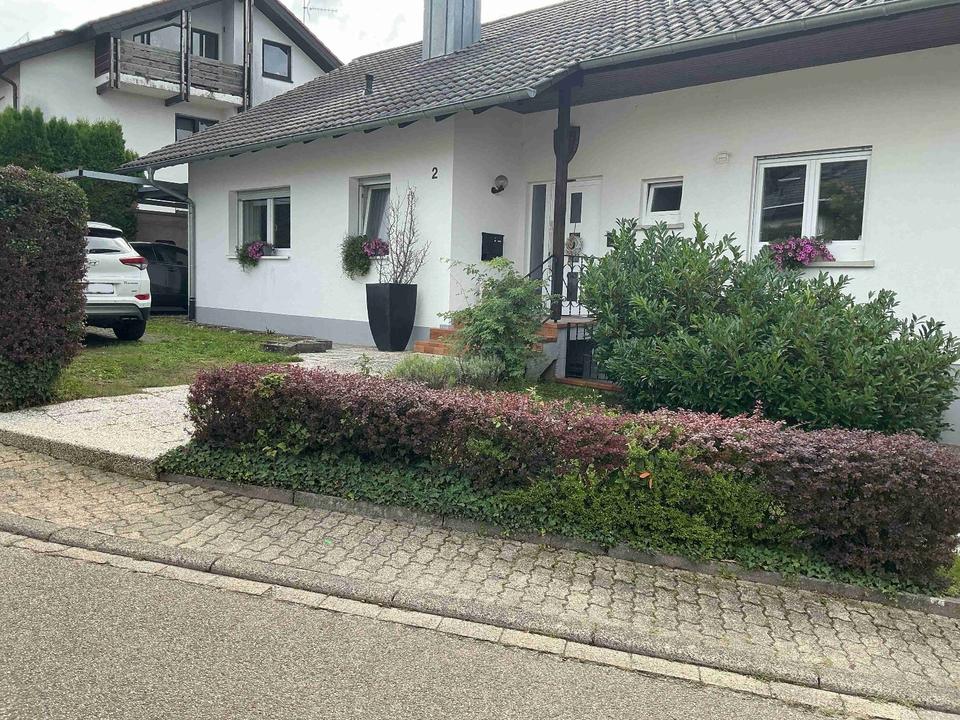 Thumbnail-Gepflegtes Einfamilienhaus mit Einliegerwohnung in ruhiger Lage.