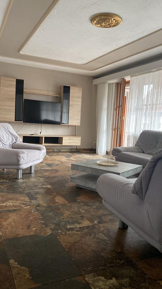 Thumbnail-Großzügige 7-Zimmer-Wohnung