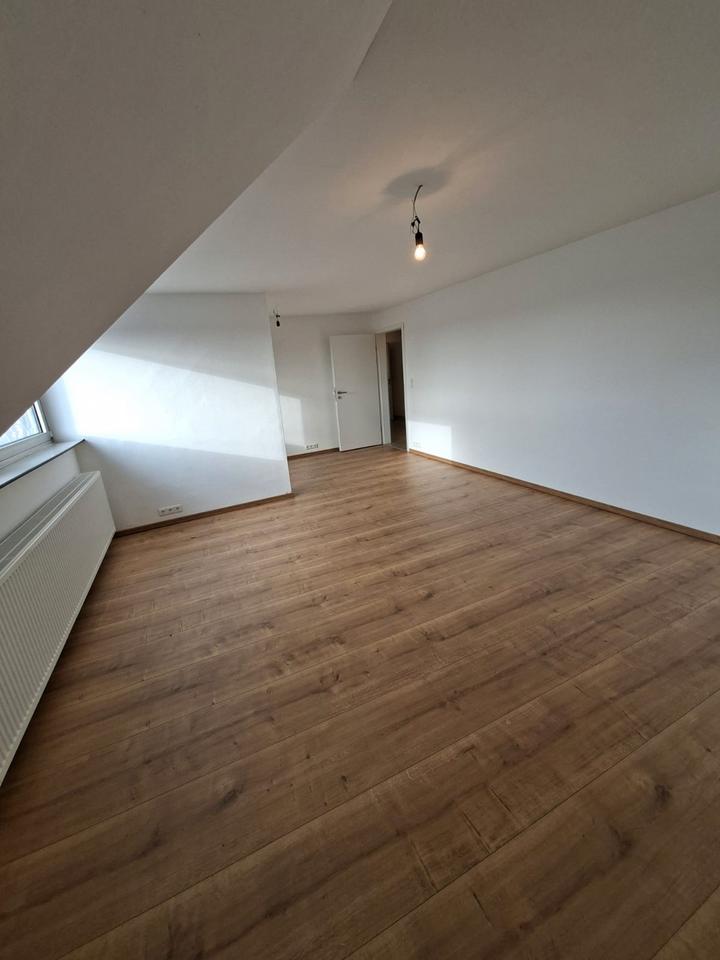 Thumbnail-Großzügige 4-Zimmer-Dachgeschosswohnung in Klein-Auheim