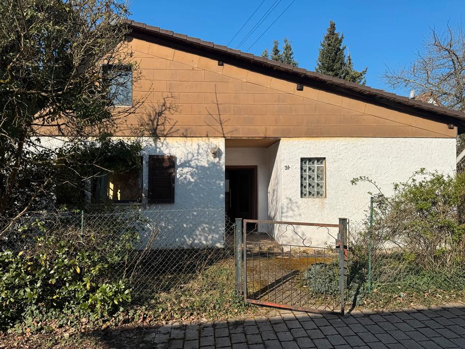 Thumbnail-Sanierungsbedürftiges Einfamilienhaus mit großem Grundstück