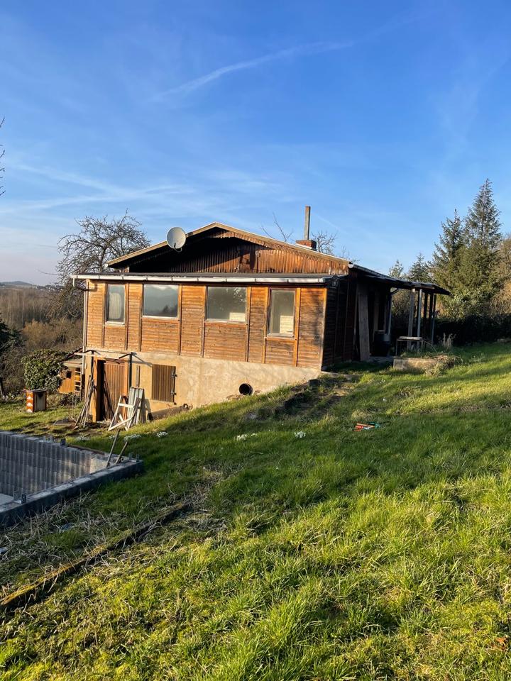 Thumbnail-Eigentumsgarten mit massiven Haus