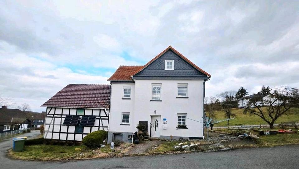 Thumbnail-Einfamilienhaus mit großen Grundstück und angrenzender Scheune.