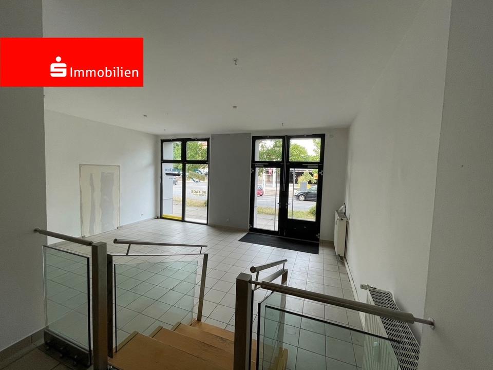Thumbnail-Moderne Ladenfläche mit großer Schaufensterfläche im Stadtzentrum