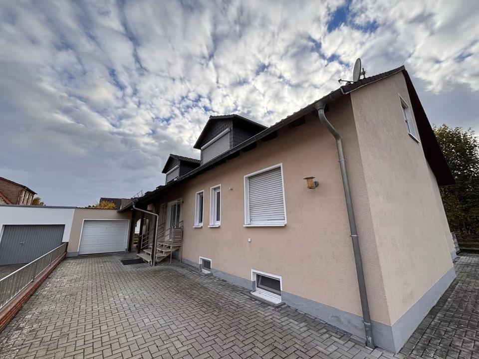 Thumbnail-Gepflegtes Zweifamilienhaus mit Garage und Überdachtem Freisitz
