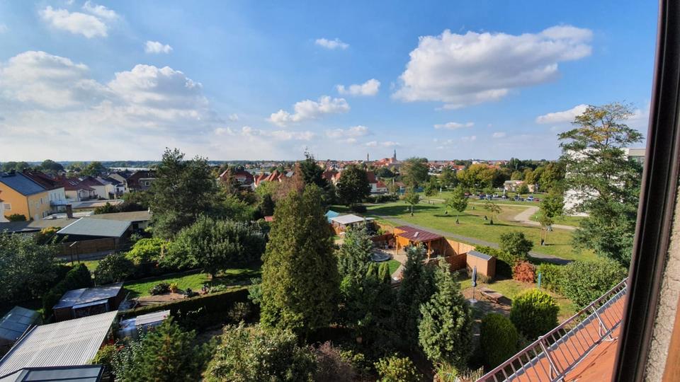 Thumbnail-Sehr schöne 3-Raum-Dachgeschoss-Wohnung mit Einbauküche und Gartenabteil