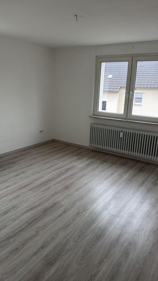 Thumbnail-3-Zimmer-Wohnung mit hellem Laminatboden in Detmold-Georgstraße