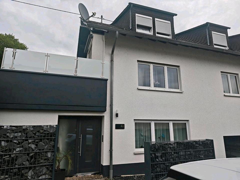Thumbnail-Charmante Doppelhaushälfte mit großer Terrasse, Balkon und Garage