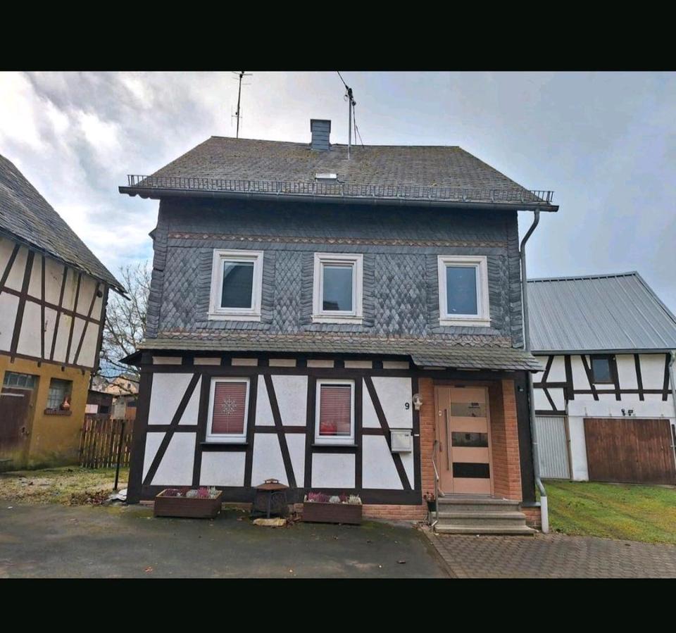Thumbnail-Großes Bauernhaus mit großer Scheune und großem Grundstück