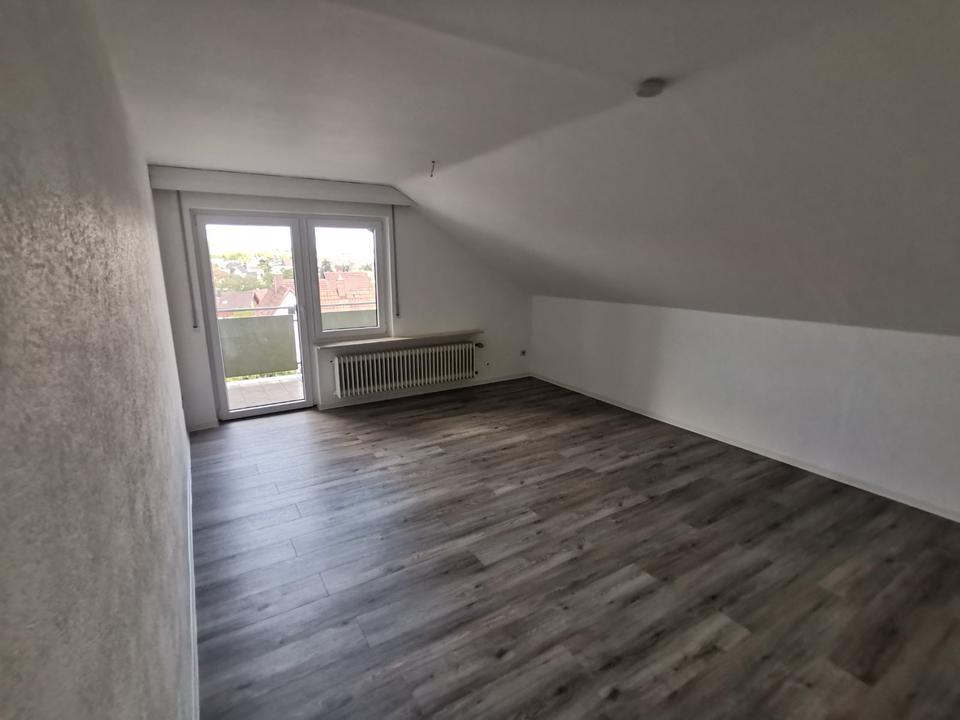 Thumbnail-Gemütliche 2-Zimmer-Dachgeschosswohnung mit Balkon und EBK