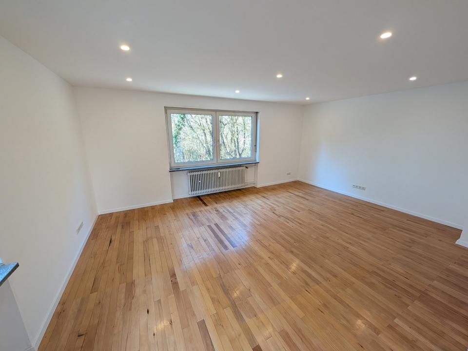 Thumbnail-Frisch renovierte 2,5-ZKB mit Balkon, EBK & Garage in ruhiger Lag