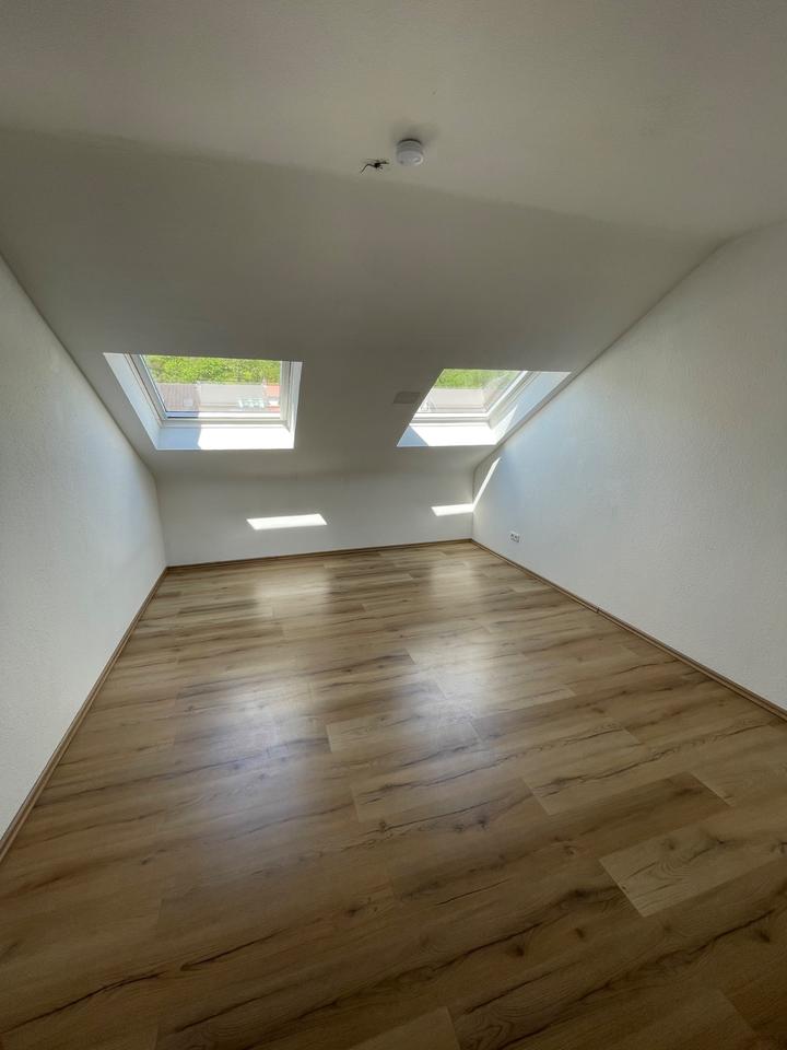 Thumbnail-Helle DG-Wohnung (55 m2, 2 Zimmer) zu vermieten